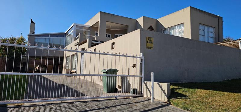 8 Bedroom Property for Sale in Middedorp Western Cape